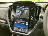 後方確認をサポートするモニターで、安全な運転を支援。狭い道や駐車時も安心です。視認性の高い画面が特徴です。