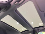 【ガラスルーフ】ガラスルーフ搭載で車内の解放感が一気にアップ!開放的なドライブをお楽しみいただけます。