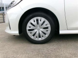 純正スチールホイール&ホイールキャップで足元もすっきりです。