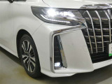 LEDヘッドライトです。デザイン性がよくとても明るいので、夜間の走行や悪天候でも安心です。しかも長寿命!