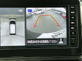 アラウンドビューモニターです。上空からお車の周りを見る感覚で表示されますので、車庫入れも安心です。