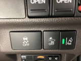 Hondaセンシング用の、VSA(ABS+TCS+横滑り抑制)解除と路外逸脱抑制機能のオンオフスイッチなどはハンドルの右側に装備しています。