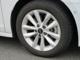 全車両に標準装備の純正アルミホイールは、純正ならではのバランスの良いデザインと、走行安定性をお楽しみ頂けます。