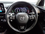 【ハンドル】運転にかかわる様々な操作を安全に行えるように視点移動が少なく操作性に配慮されたスイッチ類が凝縮されたコックピットです。