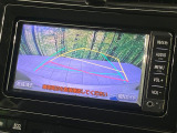 【バックカメラ】駐車時に後方がリアルタイム映像で確認できます。大型商業施設や立体駐車場での駐車時や、夜間のバック時に大活躍!運転スキルに関わらず、今や必須となった装備のひとつです!