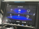 お気に入りの音楽を最高の音質で。CD、ラジオ、USBなど、多様なソースに対応し、快適なドライブを演出します。高音質で音楽に浸りましょう。