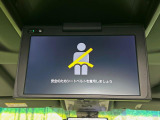 【フリップダウンモニター】大画面モニターで後席でもエンタメをお楽しみいただけます。小さなお子様にも大人気の装備です♪