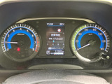 視認性の高いメーターが、運転をサポートします。液晶ディスプレイは様々な情報を表示し、快適なドライブに貢献。走行距離も確認できますね。