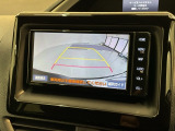リバースギアに入れるだけで後方の表示へ切り替わります。夜間や雨の日の駐車も楽になりますよ。
