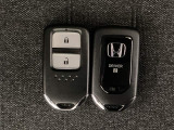 スマートキーを装備しています。鍵を差し込むことなくドアロックの開け閉めと、スタートボタン操作でのエンジンスタートができます。スペアキーも同じものを用意しております。
