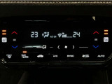 オートエアコンは左右席で独立温度コントロールが可能です。運転席はキンキンに冷やして助手席はマイルドにと言った設定が可能です☆暑さ寒さでケンカすることもなくなりますね♪