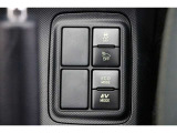 【EVモード】 電気モーターのみを使って走行するモードです。深夜の住宅街、屋内駐車場でエンジン騒音や排気ガスを気にすることなく走行できます。
