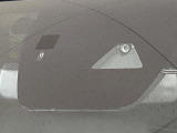 【i-ACTIVESENSE】走行中に前方の車両等を認識し、衝突しそうな時は警報とブレーキで衝突回避と被害軽減をアシスト。より安全にドライブをお楽しみいただけます。