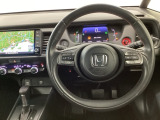 【ハンドル】運転にかかわる様々な操作を安全に行えるように視点移動が少なく操作性に配慮されたスイッチ類が凝縮されたコックピットです。