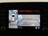 パノラミックビューモニター付きです。車両を上から見たような映像をモニター画面に表示。運転席からの目視では見にくい、車両周辺の状況をリアルタイムでしっかり確認できます。