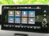 多様なソースに対応し、お好みの音楽を高品質で楽しめます。ラジオやUSB、Bluetoothなど、様々な接続方法に対応し、ドライブをより楽しく演出します。