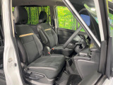 運転席まわりには十分なスペースがあり、大柄な方でもゆったり運転していただける環境です。