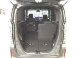 後席は分割可倒式で、用途に合わせてアレンジ可能。荷物の量や乗車人数に応じて柔軟に使える便利なシートです。