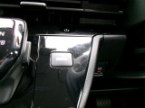オートブレーキホールド。信号待ちなどの停車時に、ブレーキペダルを不に続けなくていなくても自動的にブレーキ力がキープされる機能です。アクセルペダルを踏めば、ブレーキが解除され発進が可能です。