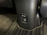 リヤコンソール下部にはアクセサリーコンセント(AC100V・1500W)付きです。非常時給電システム付きなので停電などの非常時に電気製品が使えます。詳しくは店舗スタッフまでお尋ねください。