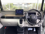 大きなガラスエリアと高めのアイポイントにより前方・左右の見切りが良く、狭い道や駐車も安心して行えます。広い室内空間で快適性も高く、日常使いからファミリー用途まで幅広く活躍する一台です。