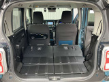 後席を全て倒して、荷物専用のスペースにした状態です。これなら長いものも積めますし、ご旅行や趣味に活用できますね。
