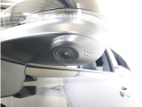 助手席側で見えにくい左前方の映像を、車内のマルチファンクションディスプレイに映し出します。前方への駐車や左寄せ、狭い道でのすれ違いなど、さまざまなシーンで安心して運転できる便利な機能です。