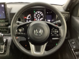 ハンドルにHondaセンシング系のクルーズコントロールやレーンキープアシストなどのスイッチと、オーディオの操作スイッチが装備されています。ハンドルから手を離さず安全に操作できます。