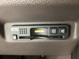 ハンドルの右下にETCがついています。高速道路の料金所の通過も楽々です!。 カードの取り出しもしやすい場所についています。