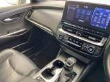 【左右独立温度コントロール式フルオートエアコン(DUAL/SYNC)】運転席側と助手席側でそれぞれ自由に温度設定ができ、快適な風量やモードなどを自動調整します!