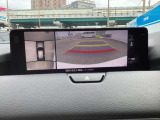 車体がシースルー(透過)して周囲の見通しを高めた設計の『360&deg;シースルービューモニター』を搭載。大きな車体でも、上空から見下ろす正確な視点で、狭い道や駐車をサポートします。