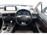 スポーティームード溢れる運転席周りですね。 クイックなドライビングに対応できるよな運転席回りになっています。 ドライブがますます楽しくなりますね!