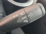 夜間や夕暮れ、トンネル等で周囲の照度を検知し、車幅灯や前照灯を自動で点灯。いちいち操作して&hellip;なんて面倒なことからは解放され、ドライブに集中できますし、非視認性も向上するので安全にも寄与します。