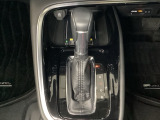 「e:HEV」は、モーター走行を中心にしながら電気エネルギーやエンジン動力を最も効率よく使い分けることができる賢いハイブリッドシステムです。サイドブレーキはスイッチ操作の電子制御パーキングブレーキです