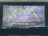 後方の状況を画面で確認できるので、狭い場所での駐車や後退時も安心。安全な運転をサポートします。