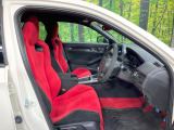 運転席まわりには十分なスペースがあり、大柄な方でもゆったり運転していただける環境です。