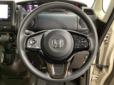 ハンドルにHondaセンシング系のクルーズコントロールやレーンキープアシストなどのスイッチと、オーディオの操作スイッチが装備されています。ハンドルから手を離さず安全に操作できます。