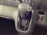 インパネシフトを採用しているので、前席の足元も広々としています。運転席と助手席の行き来もスムーズです!