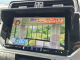 停車中には、番組や映像を楽しめます。休憩時間にリラックスできる空間を提供し、快適な時間を過ごせます。