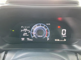 視認性の高いメーター類が、運転に必要な情報を的確に伝えます。夜間でも見やすく、安全運転をサポートします。