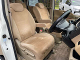 運転席はひじ掛けが付いてリラックスして運転ができます