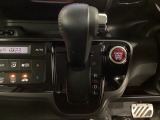 CVT車のセレクトレバーです。低速から高速まで、変速ショックのないスムーズな走りを実現するとともに、エンジン効率のよい領域を維持することで燃費にも貢献します。