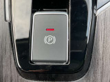 電動パーキングブレーキです。ブレーキペダルを踏み込み、Pスイッチを引き上げると作動、押し下げると解除されます。
