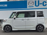 純正アルミで全体的にデザインがまとまっています。車も人も、オシャレはまずは足元からですね。