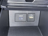 充電用USB端子付き。スマートフォンなどの充電に便利です。