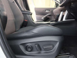 パワーシート搭載。微妙な調整が手軽にでき、ピッタリなポジションで運転することが可能です。