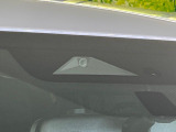 【三菱e-Assist】走行中に前方の車両等を認識し、衝突しそうな時は警報とブレーキで衝突回避と被害軽減をアシスト。より安全にドライブをお楽しみいただけます。