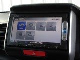 ナビゲーションは純正メモリーナビ(VXM-155C)を装着しております。AM、FM、CDがご使用いただけます。初めて訪れた場所でも安心ですね!
