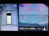 【アラウンドビューモニター】まるでクルマを真上から見ているようなアラウンドビューモニターで運転をサポート。運転席から見えにくい車の四隅や後方もモニターでしっかり見えます。