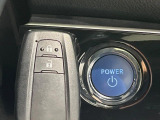 【スマートキー】カバンやポケットに入れたままでもドアの施錠・解錠が可能なスマートキーを装備。エンジンのオン・オフ時もカギを取り出す必要が無いからとっても便利です♪